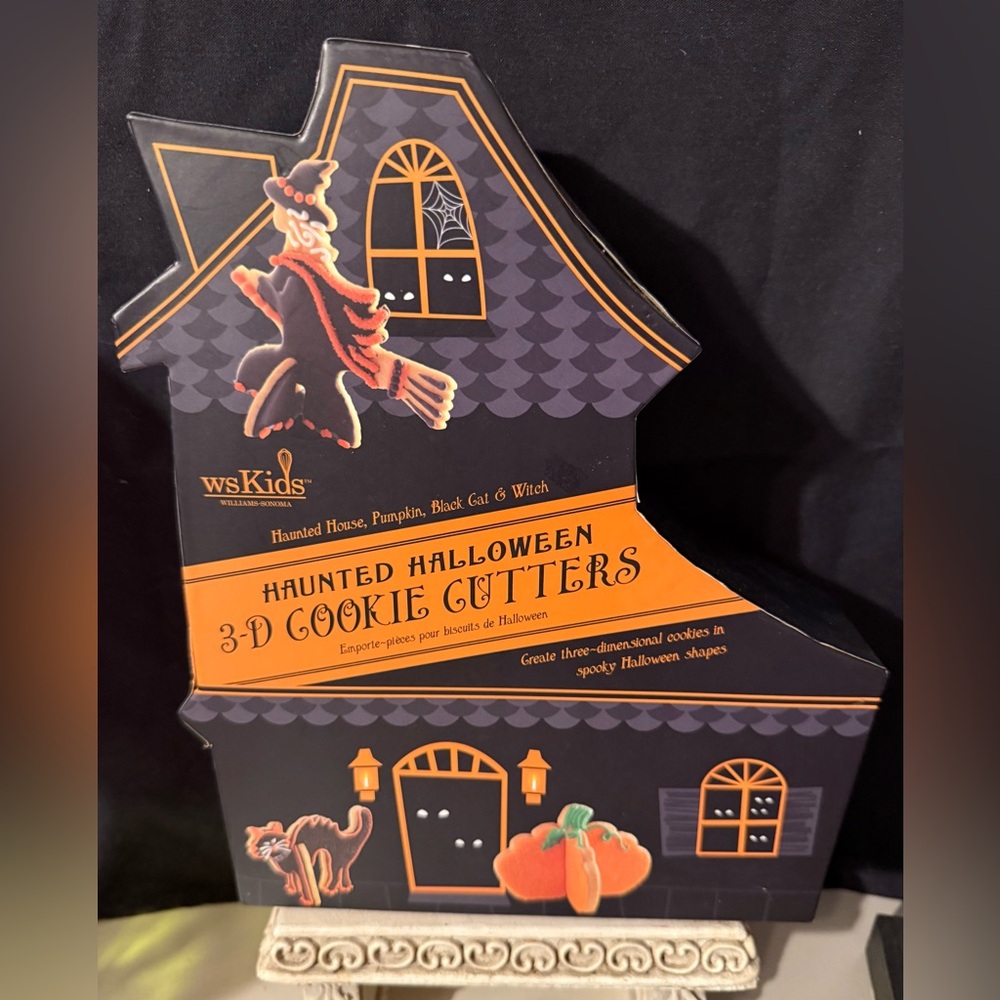 William Sonoma Kids 3-D cookie cutters. 4 Haunted House, Witch, Pumpkin & Cat.